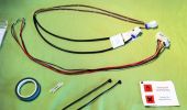 Kittet er bestende af flgende: 2 LED strips,  2 ledninger til tilslutning p positionslyset,  2 samlemuffer,  2 strips,  1 rulle 3M dobbeltklbende tape,  1 serviet til afrensning samt  1 meget udfrlig manual.